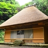 今ではとても珍しい茅葺屋根のお寺　修復されて見ちがえた岩戸寺