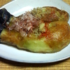 焼き茄子を肴に、晩酌を楽しむ　より。