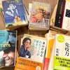 春一番が吹いた日。本の断捨離と読み返したい本の整理。残り物の一人ごはん。