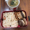 鮭の炊き込みご飯と肉詰め弁当、お味噌汁