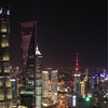 上海でドローンを飛ばし、高層ビル街の夜景を撮る。