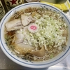 【今週のラーメン５７１９】中華そば みたか（東京・三鷹）チャシューメン 細葱 ＋ もやしピーマン竹の子皿 ＋ 冷たいワンタン皿 ＋ サッポロ赤星２本　〜細葱舞い散りノスタルジー＆エレガント！私的極上焼豚麺！