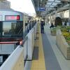 北大阪急行9000形9001F「開業50周年記念ラッピング列車」と桃山台駅のヘッドマーク花壇（2020.2.24）