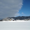 青空と雪の白さに挟まれる