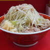ラーメン二郎 上野毛店 - 豚はもはや岩礁。貪り喰うにふさわしい相手。麺は2,3本引っ付いてダマになっている部分もあるが、食感バリエーションが増えてむしろアリ。怯むほどの灼熱スープに汗だく完飲。時間差でカタカタの麺が膨らんで、お腹がずっしりと重くやられかける。
