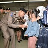 タイ空港警備員　言うこと聞かん　中国人　殴ってしもーた　。。