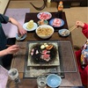 孫と食ふ焼肉甘き春の夕(あ)