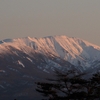 夕日に染まる月山