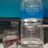 水を飲む30