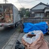 夕方になり、３台のトラックに積み切れなかった