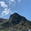 岩肌のあらわシンボル山笑ふ(あ)