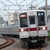 カーブを通過する東武10000系電車