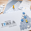 トライク（TRIKE）【ボードゲーム】｜クールな雰囲気が漂うKanare_Abstract（カナレ_アブストラクト）のニューレーベル。トライアングルの中にミニマルな駆け引きが潜むトライクはアブストラクトビギナーにも優しい・・・はず。