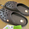 crocs lodge スリッパ