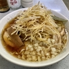 【今週のラーメン４７７４】 丸幸 （東京・武蔵境） ネギチャーシュー ネギ大盛 ＋ メンマ皿 ＋ アサヒスーパードライ中瓶 ＋ 日本酒 多満自慢 熱燗　〜素朴で和むご馳走麺！ネギ倍増しチャーシューメン！酒と合わせて旨さ痛快！