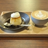 神保町の「オトナリコーヒー」でカフェラテ、プリン（生クリーム乗せ）。