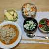米粉のパンケーキ。ぬか漬け入れすぎで液漏れ発生。スパイスカレー(食べきり)