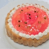 桃のケーキはバラのお花に