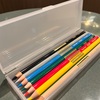 カリスマカラー色鉛筆と無印のポリプロピレンペンケース