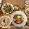 野菜たっぷり！ヘルシーでバラエティ豊かなおかずの日替わりランチがおいしい：玄米カフェ実身美 大手町店（東京都千代田区）