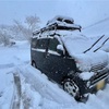 真冬の雪中車中泊に必要な装備と雪道でスタックした時に便利なアイテムはこれ！