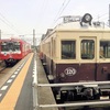 仏生山駅ホームでレトロ電車と京急ラッピング車両の交換
