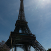 フランス　パリのトランジットで　３　逆光のエッフェル塔