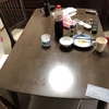 部屋が汚い時は、テーブルくらいは綺麗にしよう