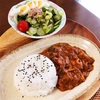 朝食ワンプレート、カレーライス、ツナと玉子とおくらのサラダ