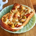 冷凍アボカドはカレーの具に最適「アボカドとソーセージののっけカレーパン」のレシピ【ヤスナリオ】