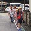 登校の風景：曇って風のある朝