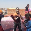 七色に染まる⁉️カラフル粉まみれインドのホーリー祭に参加してきた。
