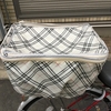 脱着式の自転車カゴは使い勝手がいい。カバーもつけて、雨の日対策もバッチリ！