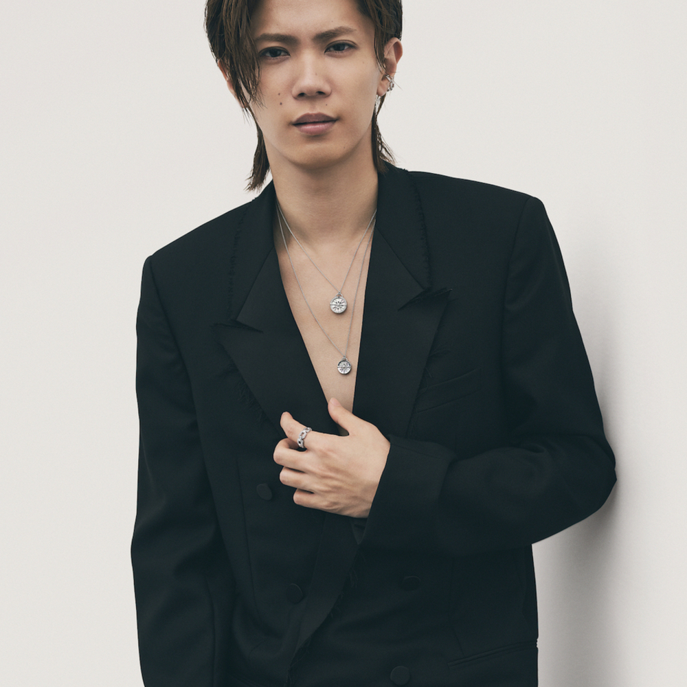 神宮寺勇太が纏う、幸運の輝き。MIKIMOTO「LUCKY ARROWS」新作ペンダント