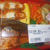  「当真精肉店」(JA マーケット)の「名無し弁当(さば味噌煮他)」 ２５０円