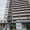 スタッフがマンションに到着。階上の部屋から