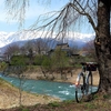 大出の吊り橋と真っ白な白馬岳を背景にするなら自転車は２台が限度だろう