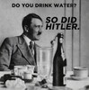 『貴方は水を飲んでいないか？あのヒトラーも、水を飲んでいた…』の画像にちょっと笑った