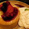 「ピアーズカフェ ”スフレパンケーキ ベリー&ベリー”」つつじヶ丘店 (京王線つつじヶ丘駅北口)