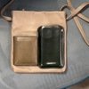 「SLOW」の「new sauvage -shoulder bag S size」は、「iPhone+α」の絶妙スマホショルダー！