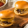 ハンバーガー／バーガー5　「オニオンバーガー」　薄切りの玉ねぎを牛肉のパテに押し込んで作られる，ハンバーガーのシンプルなバリエーションですが，香ばしいキャラメライズド・オニオンの旨味が肉と一体化し，発祥の地オクラホマだけではなく，全米で人気となっています．ねぎが非常に安価で肉が高価だった大恐慌時代の1920年代にうまれたというのが通説でしたが，それ以前の1922年に生まれたことが認められています．