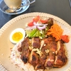 地元食材を使ったアンテナレストラン　KARAE TABLEの国産鶏のスパイシーグリルチキン（１５００円）と野菜ポタージュ（３００円）
