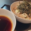 アゴが疲れる硬さのそばが絶品の羽田空港「港屋」。ラー油とそばのコラボは発明だ