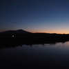 夜明け前。最上川の向こうに鳥海山のシルエット。
