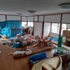 ２階は二部屋。広い部屋には、建材や道具が