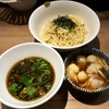 【今週のラーメン３３１８】 中華soba いそべ （東京・矢口渡） 黒旨特製つけsoba ＋ ごはん　〜真夏に背筋が伸びる醤油のキリリ感！褐色に染まるワンタン旨し！