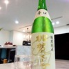 あくびに肩を抱かれ反対側のホームに立つ