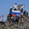 国後島 住民が887mのメンデレーエフ火山(羅臼山)に登山 ロシア国旗の日を祝う行事