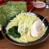 【今週のラーメン３１６９】 横浜家系ラーメン まくり家 （川崎・新丸子） ネギラーメン・麺カタメ＋サービスライス　～愛と欲望を一気に叶える痛快豚骨醤油！東横線の家系ならココがイチオシ！