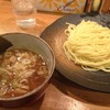 つけ麺屋 やすべえ 高田馬場店｜山盛り玉ねぎで甘み倍増！魚介の甘み×玉ねぎの香り